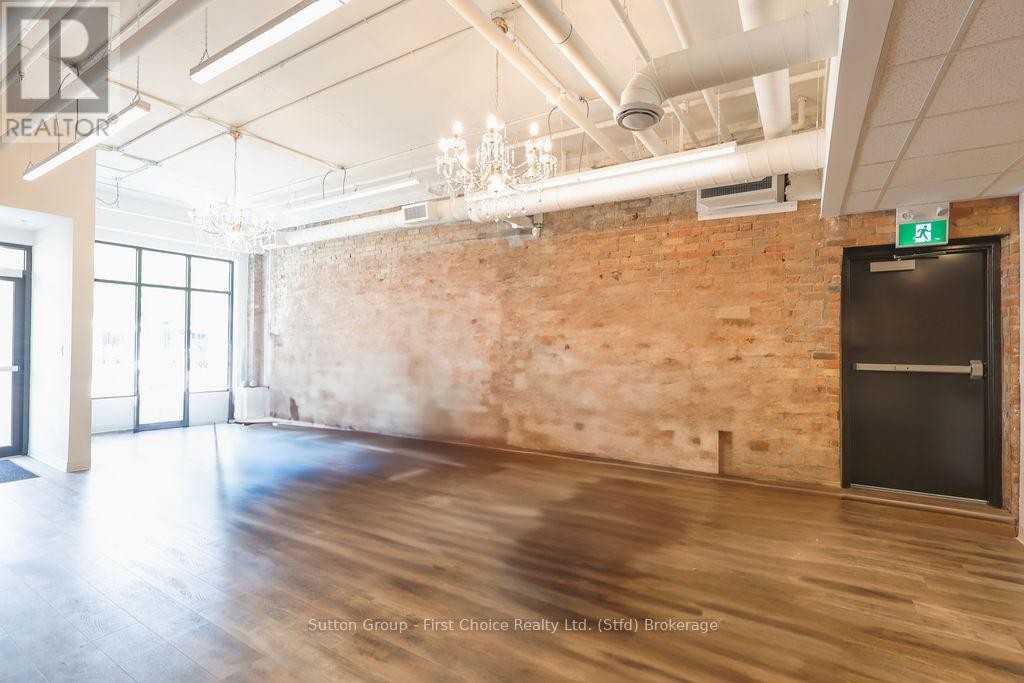 












17 ONTARIO STREET

,
Stratford,




Ontario
N5A3G7

