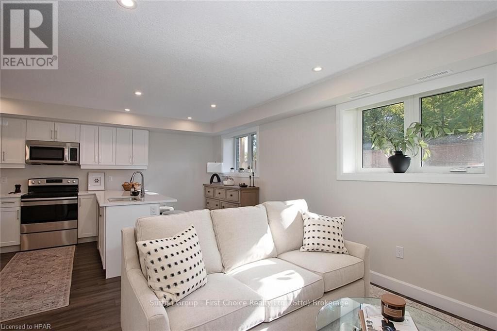 












13 - 3202 VIVIAN LINE

,
Stratford,




Ontario
N5A0K6

