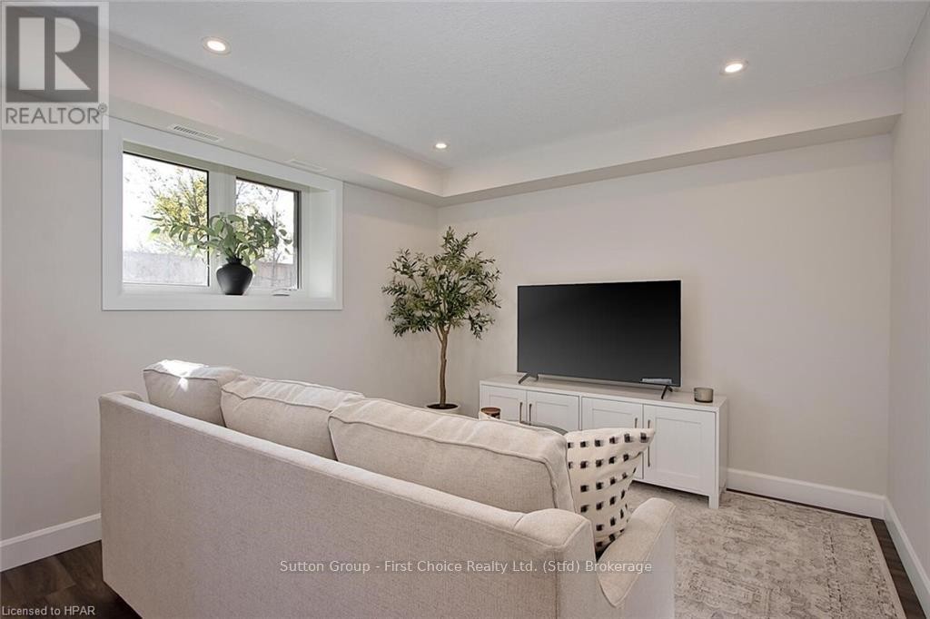 












UNIT 27 - 3202 VIVIAN LINE

,
Stratford,




Ontario
N5A0K6

