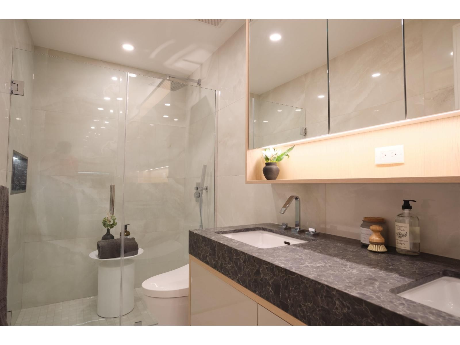 












208 1342 JOHNSTON ROAD

,
White Rock,




British Columbia
V4B0C7

