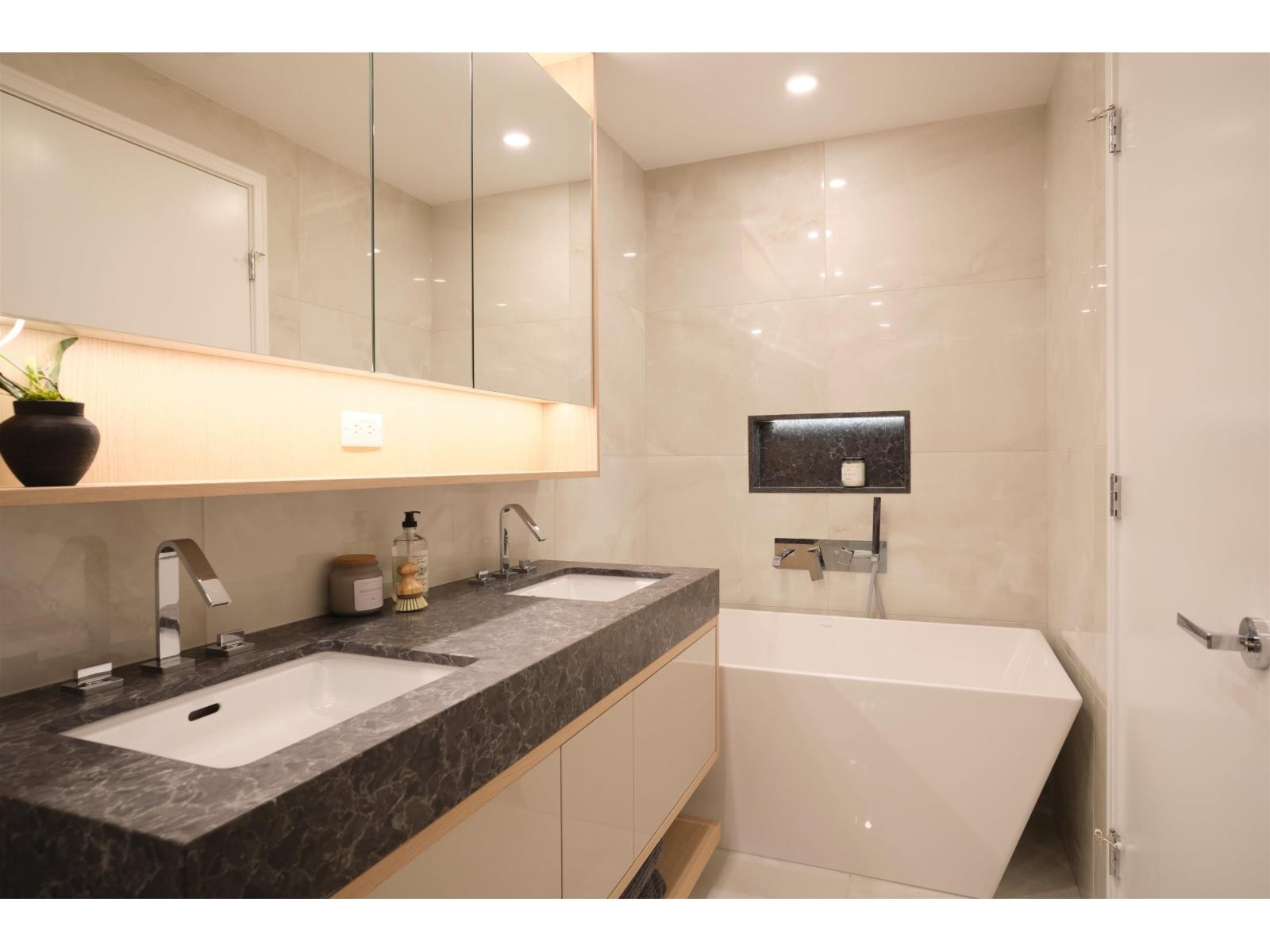 












208 1342 JOHNSTON ROAD

,
White Rock,




British Columbia
V4B0C7

