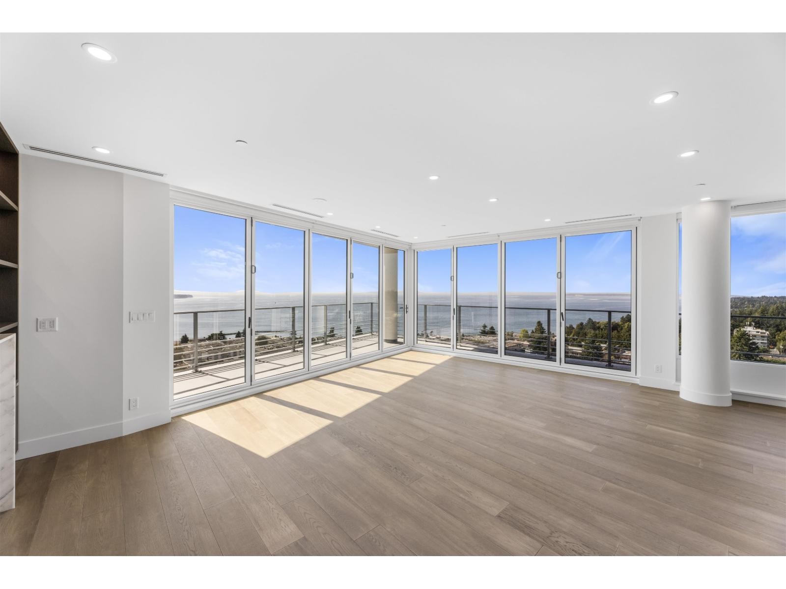 












1302 1342 JOHNSTON ROAD

,
White Rock,




British Columbia
V4B0C7

