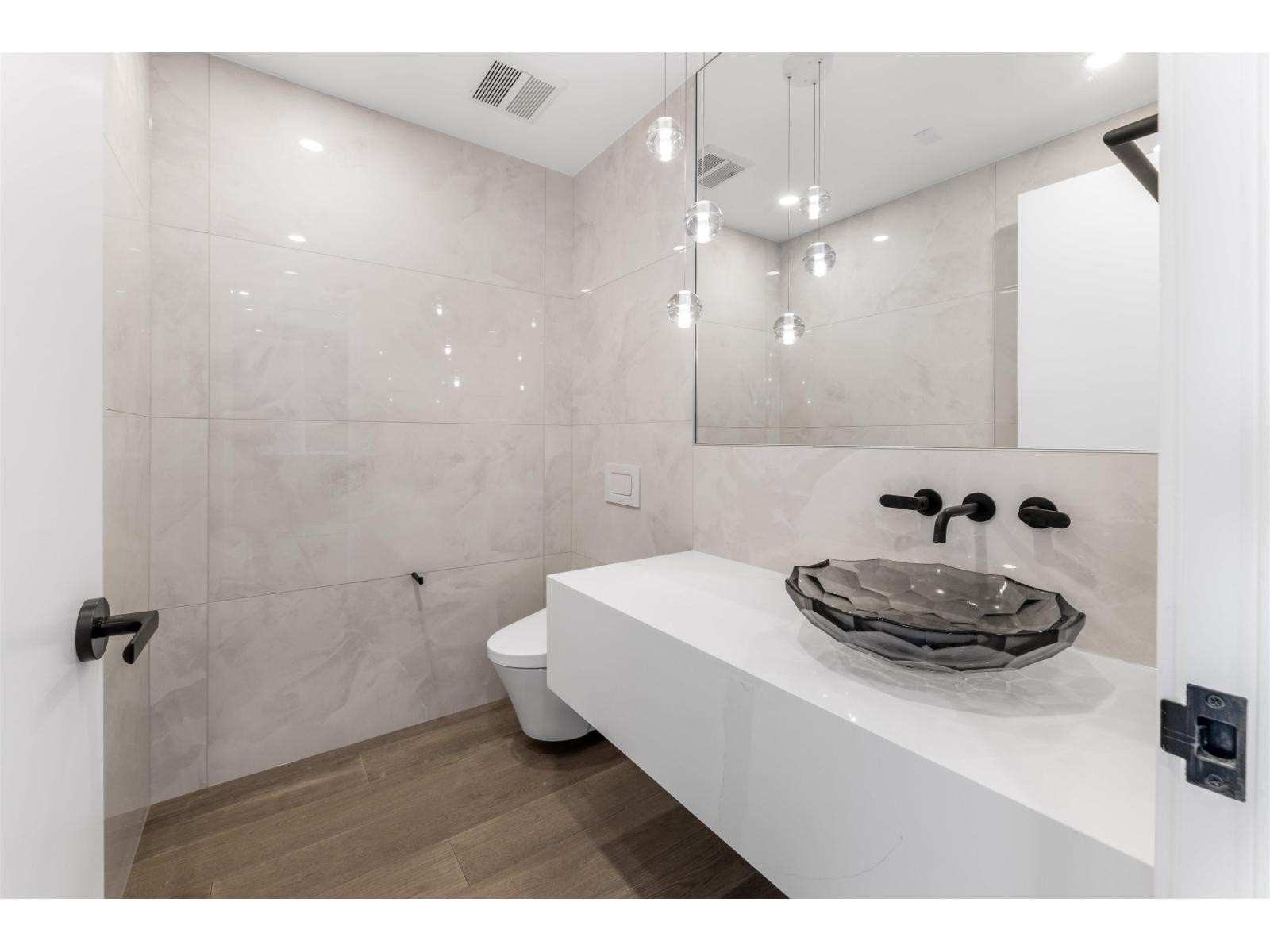 












1302 1342 JOHNSTON ROAD

,
White Rock,




British Columbia
V4B0C7

