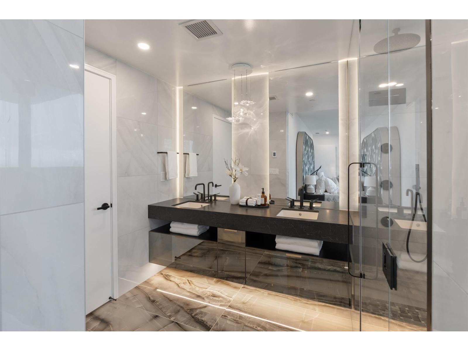 












1302 1342 JOHNSTON ROAD

,
White Rock,




British Columbia
V4B0C7

