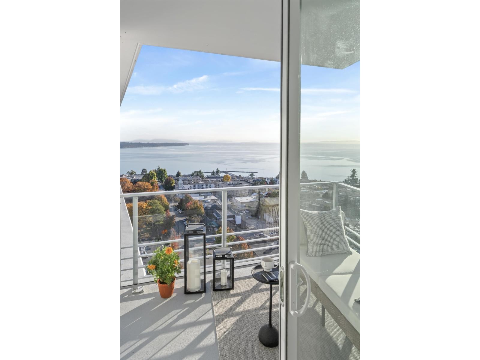 












1302 1342 JOHNSTON ROAD

,
White Rock,




British Columbia
V4B0C7

