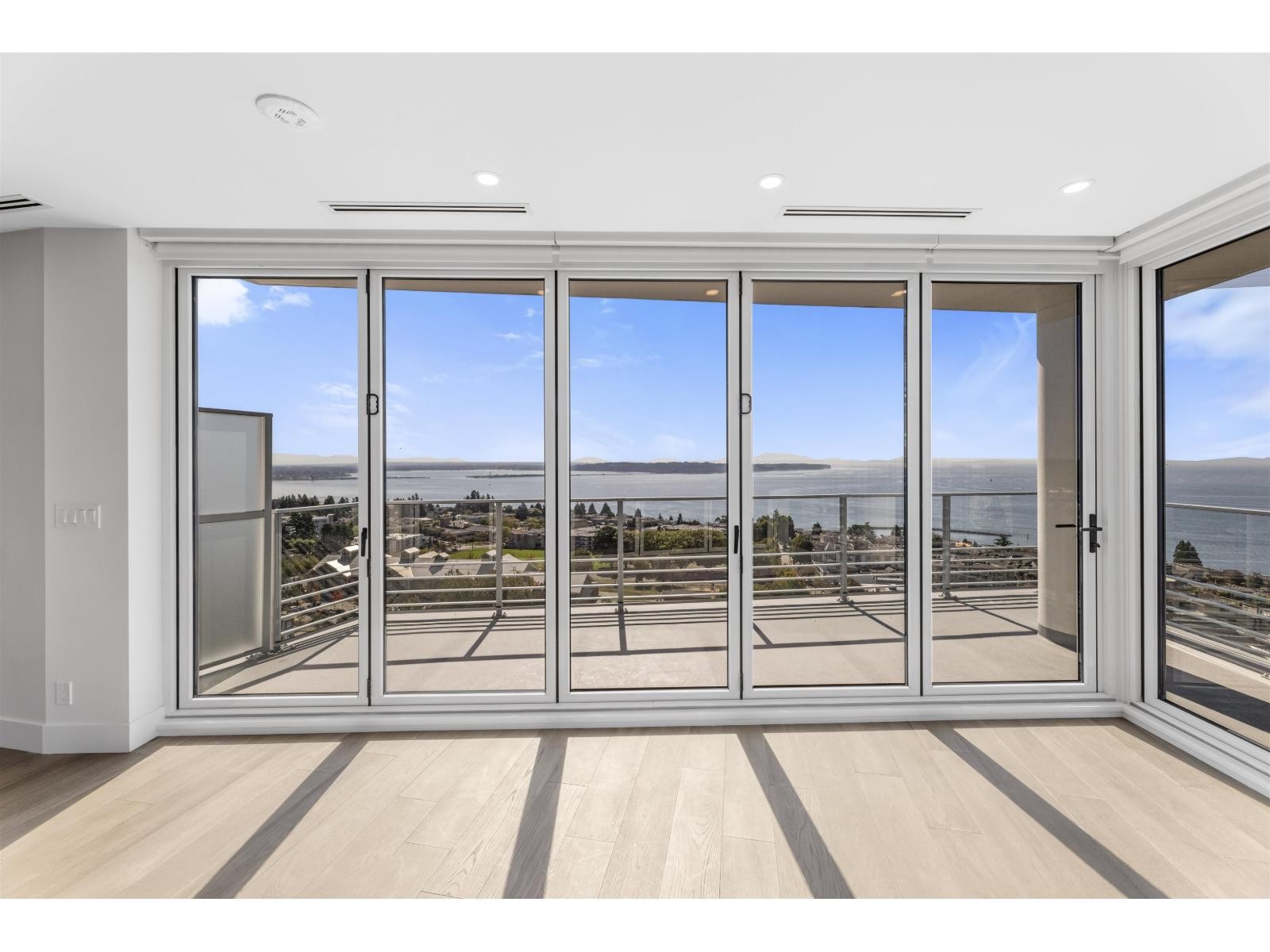 












1302 1342 JOHNSTON ROAD

,
White Rock,




British Columbia
V4B0C7

