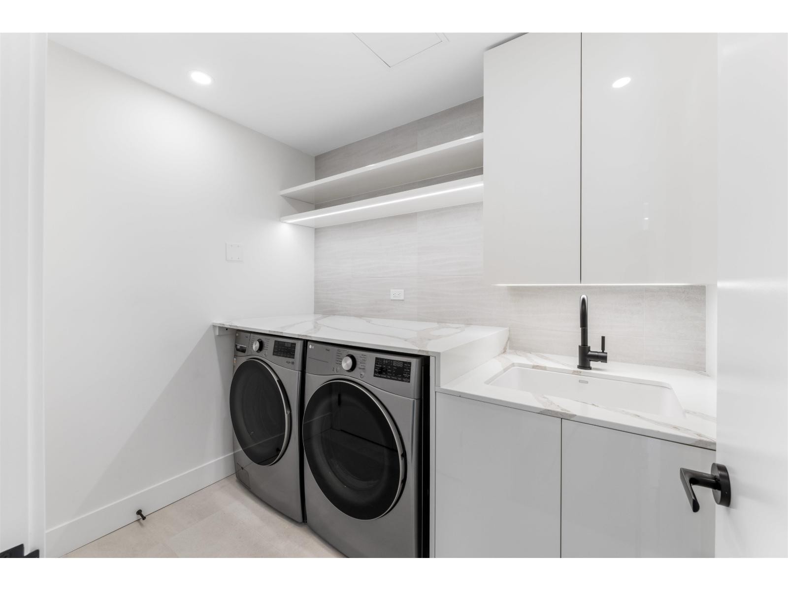 












1302 1342 JOHNSTON ROAD

,
White Rock,




British Columbia
V4B0C7

