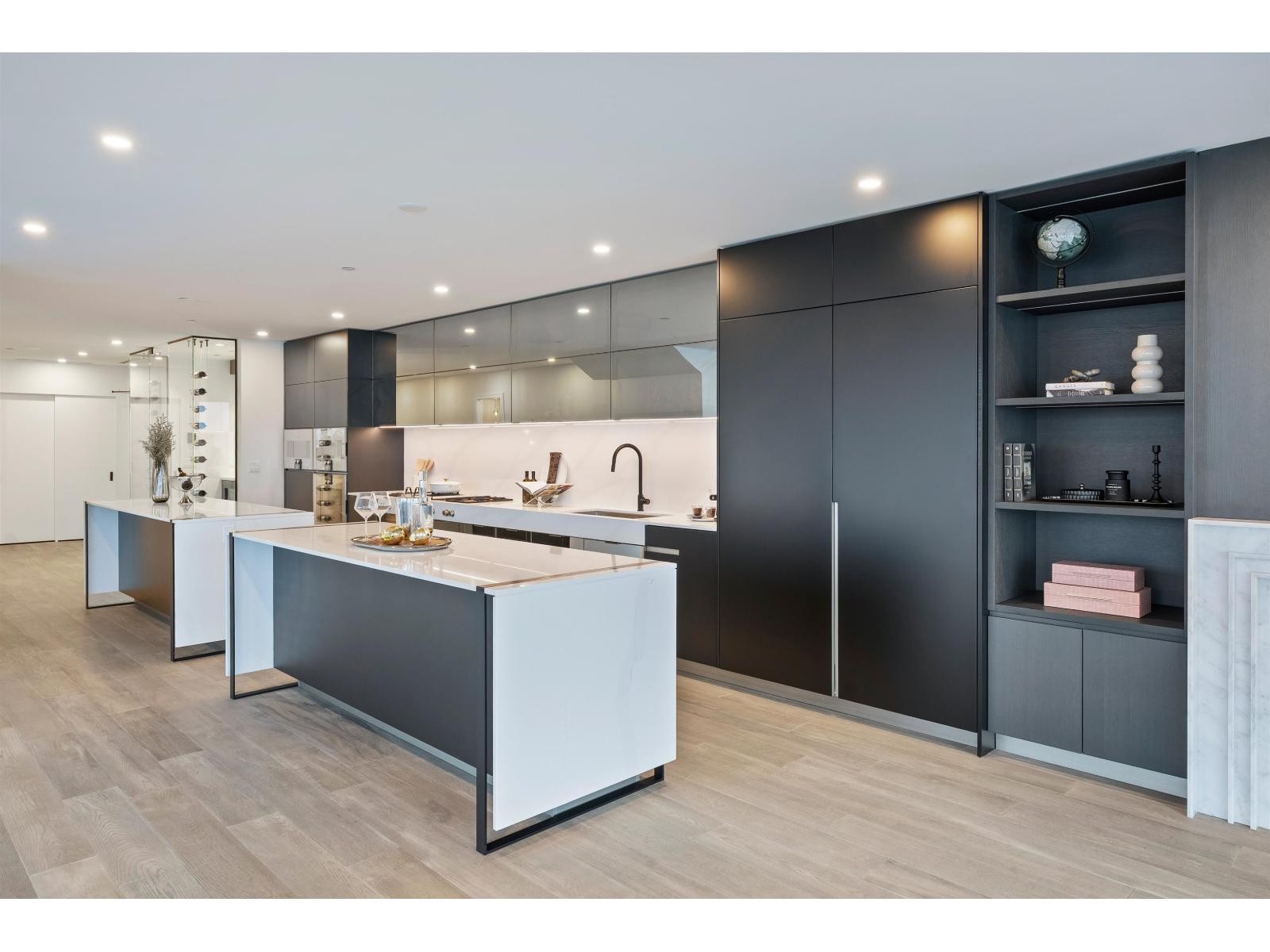 












1302 1342 JOHNSTON ROAD

,
White Rock,




British Columbia
V4B0C7

