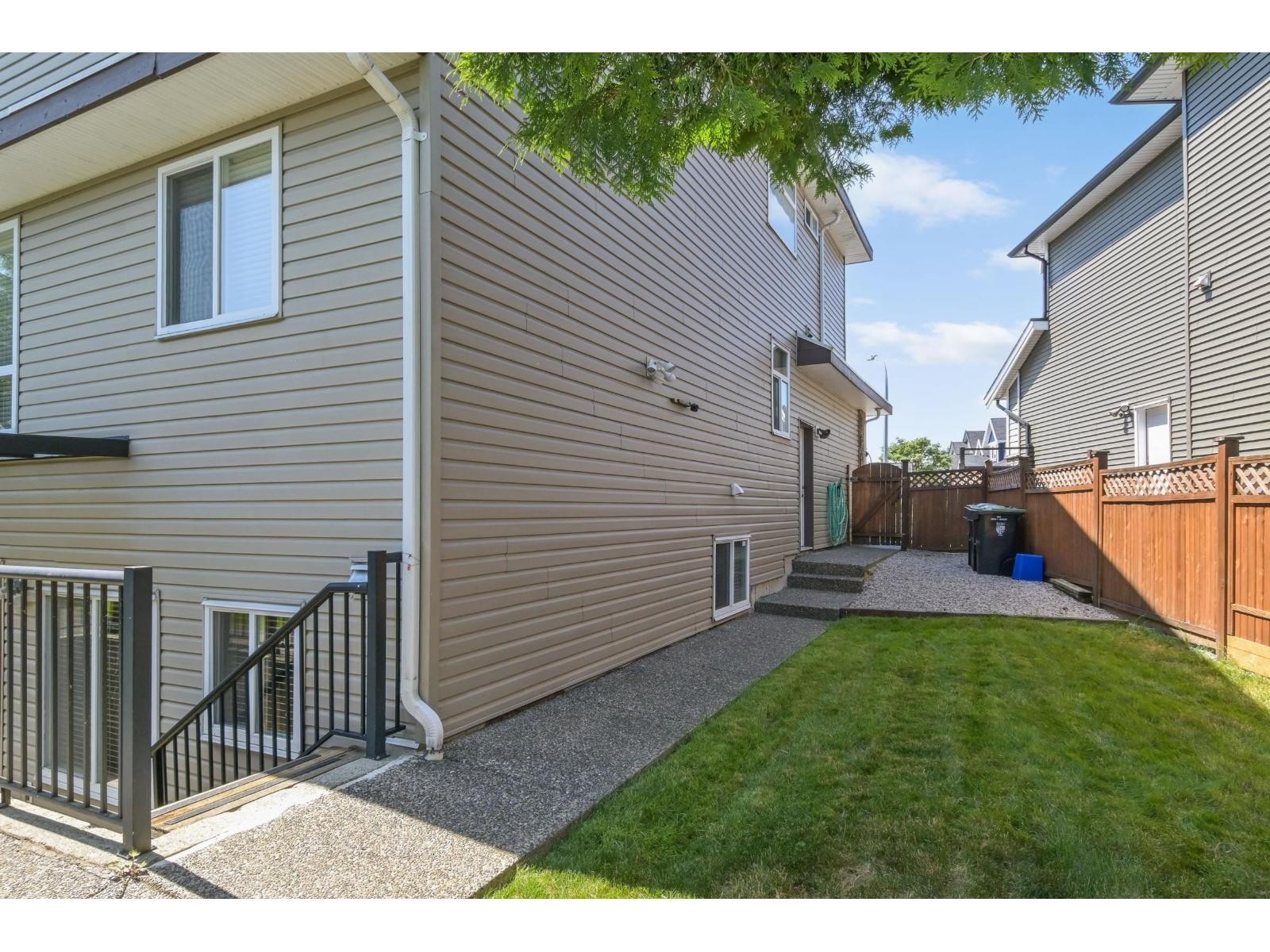 












19698 71B AVENUE

,
Langley,




British Columbia
V2Y3A4

