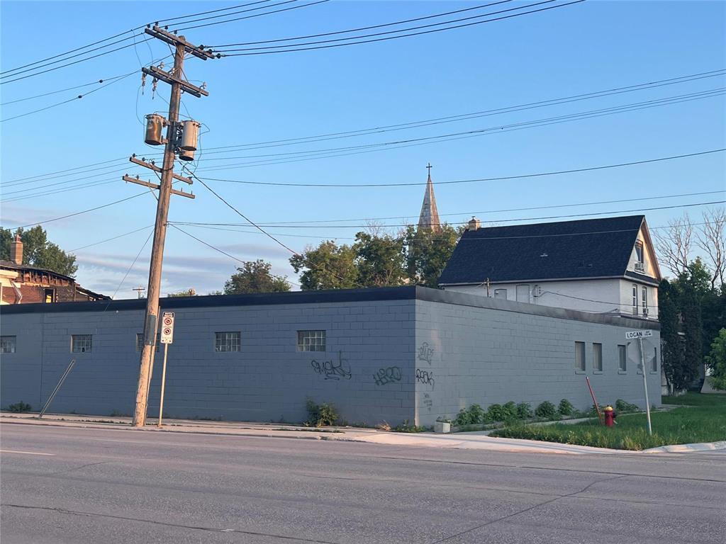 












694 Logan Avenue

,
Winnipeg,




Manitoba
R3E1M4

