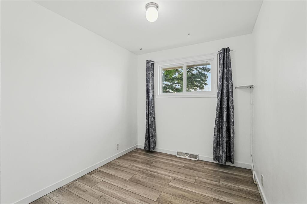 












689 Prince Rupert Avenue

,
Winnipeg,




Manitoba
R2K1W4

