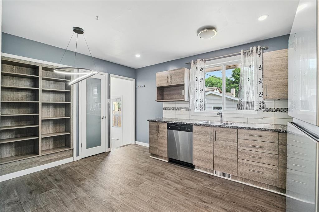 












689 Prince Rupert Avenue

,
Winnipeg,




Manitoba
R2K1W4

