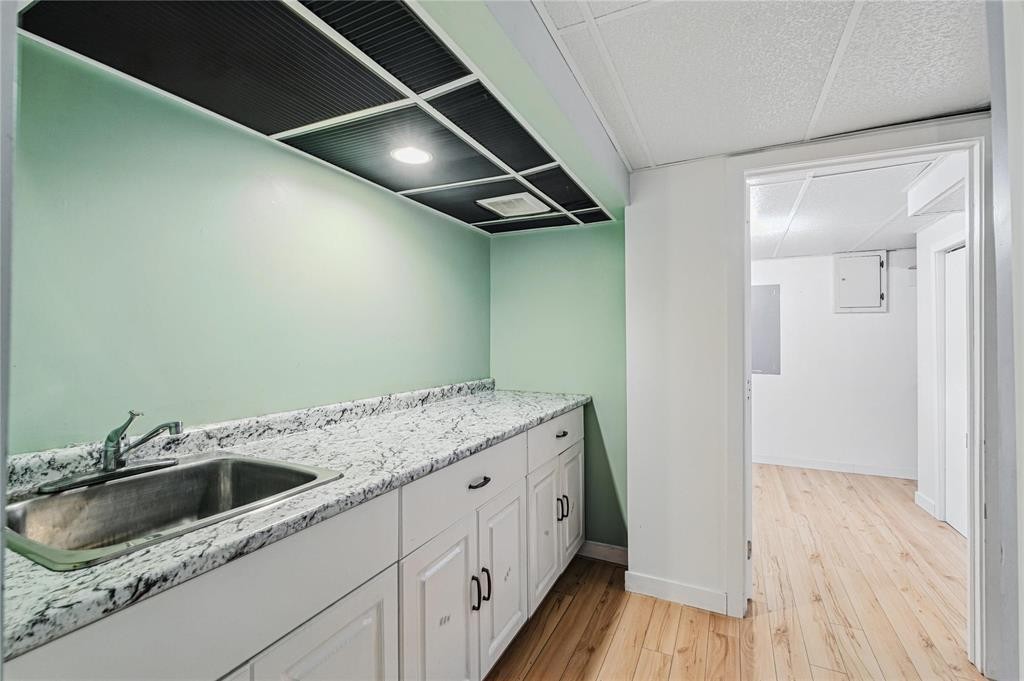 












689 Prince Rupert Avenue

,
Winnipeg,




Manitoba
R2K1W4

