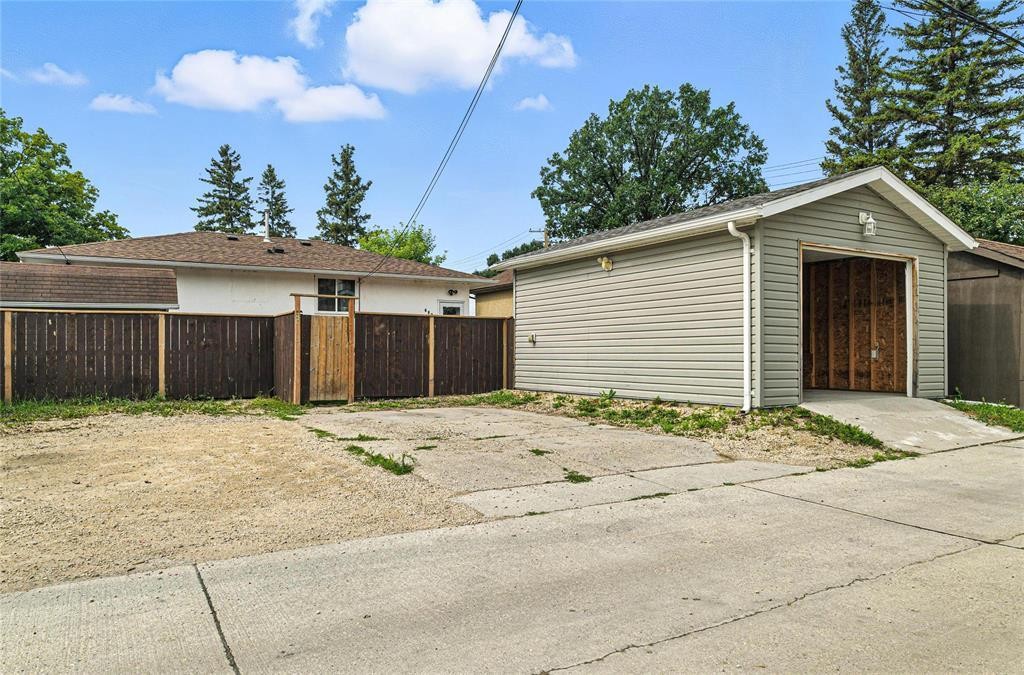 












689 Prince Rupert Avenue

,
Winnipeg,




Manitoba
R2K1W4

