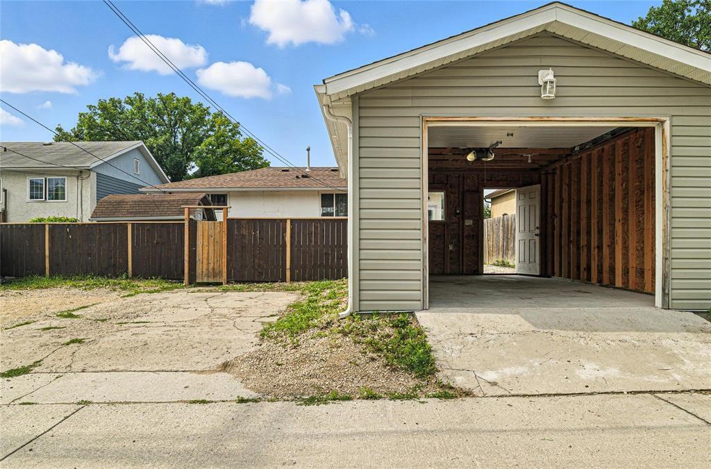 












689 Prince Rupert Avenue

,
Winnipeg,




Manitoba
R2K1W4

