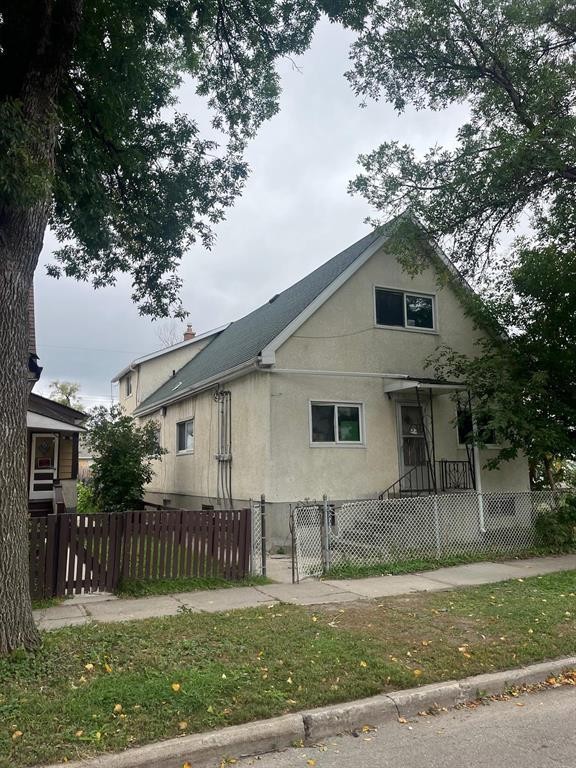 












636 Magnus Avenue

,
Winnipeg,




Manitoba
R2X0N1

