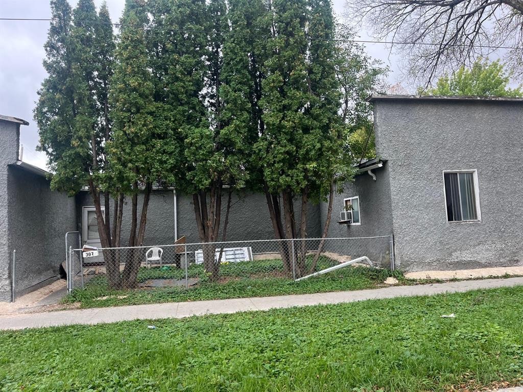 












651 Redwood Avenue

,
Winnipeg,




Manitoba
R2X0N1

