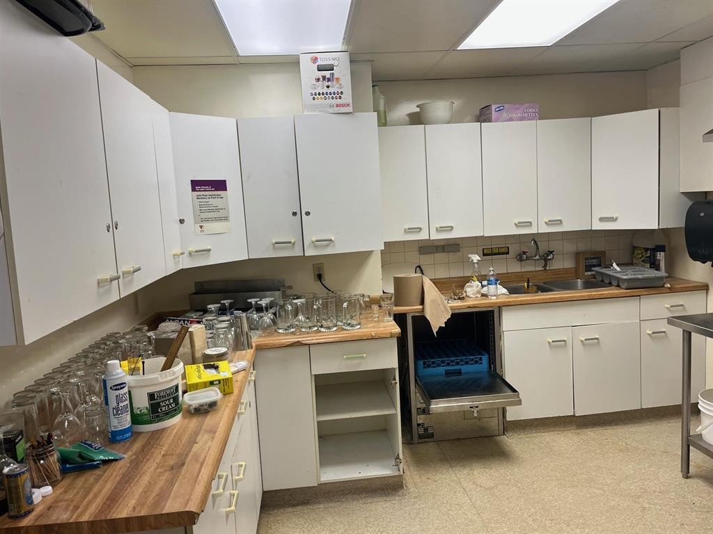 












280 Burnell Street

,
Winnipeg,




Manitoba
R3E2H6

