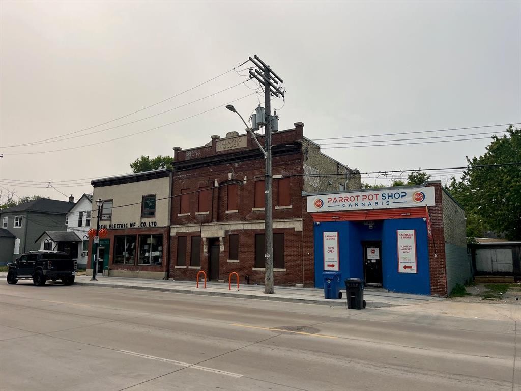 












372 Selkirk Avenue

,
Winnipeg,




Manitoba
R2W2M2

