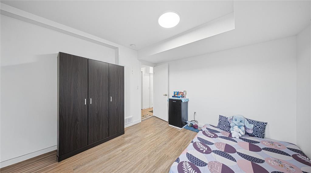 












1580 Ravelstone Avenue W

,
Winnipeg,




Manitoba
R3W1P8

