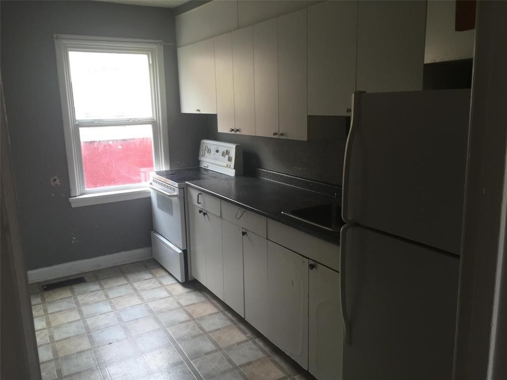 












439 Beverley Street

,
Winnipeg,




Manitoba
R3G1T9

