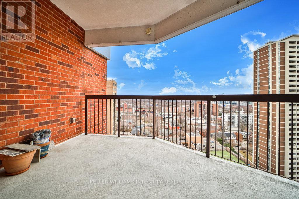 












2020 - 77 MAITLAND PLACE SE

,
Toronto (Cabbagetown-South St. James Town),




Ontario
M4Y2V6

