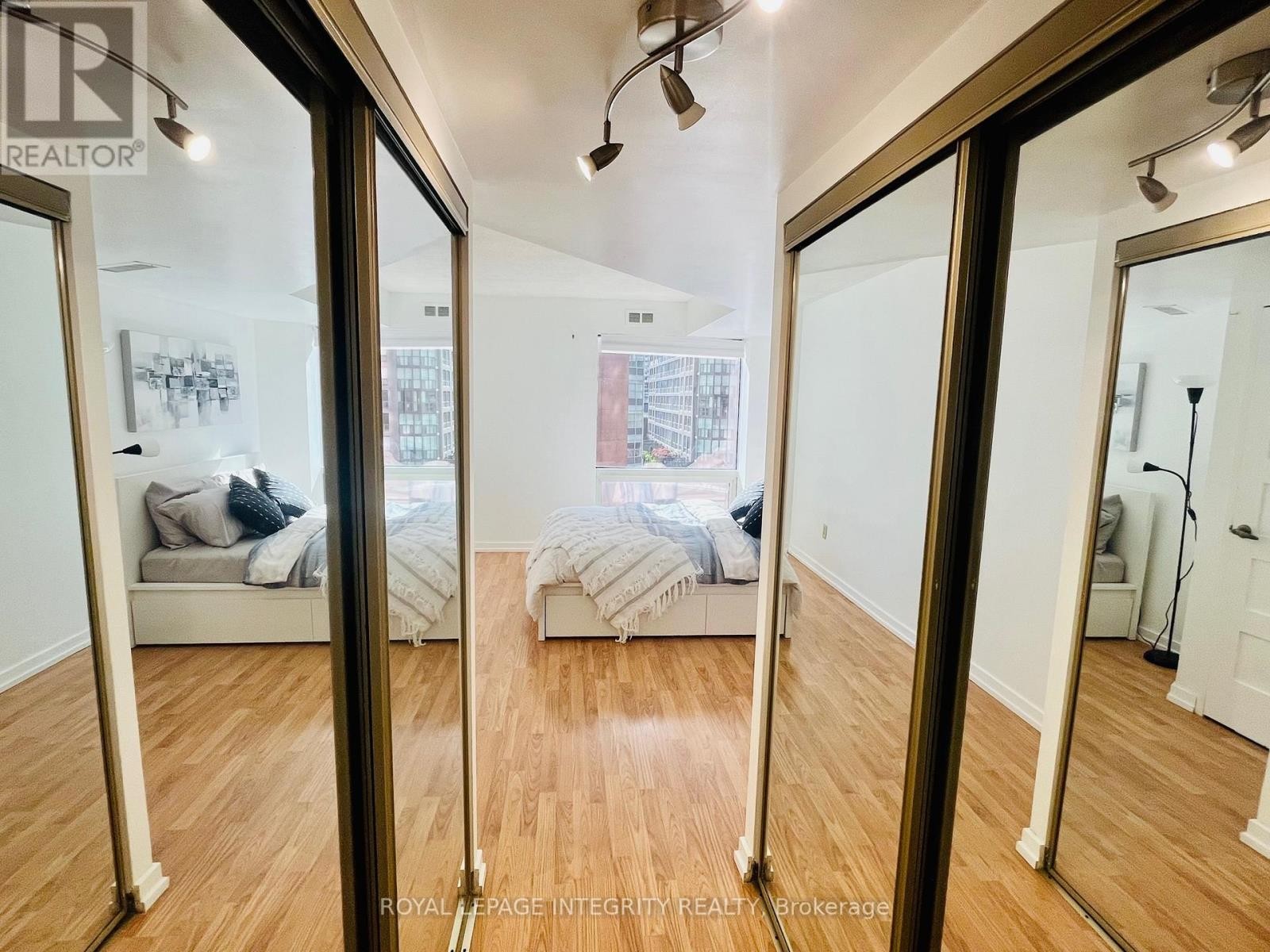 












406 - 1001 BAY STREET

,
Toronto (Bay Street Corridor),




Ontario
M5S3A6

