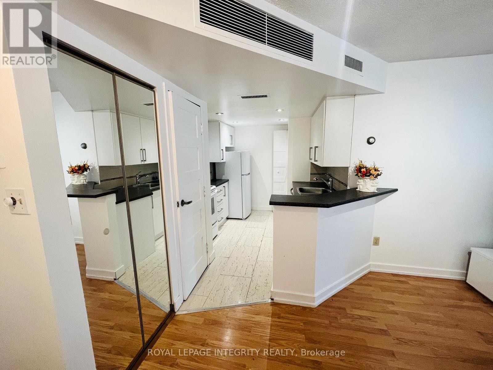 












406 - 1001 BAY STREET

,
Toronto (Bay Street Corridor),




Ontario
M5S3A6

