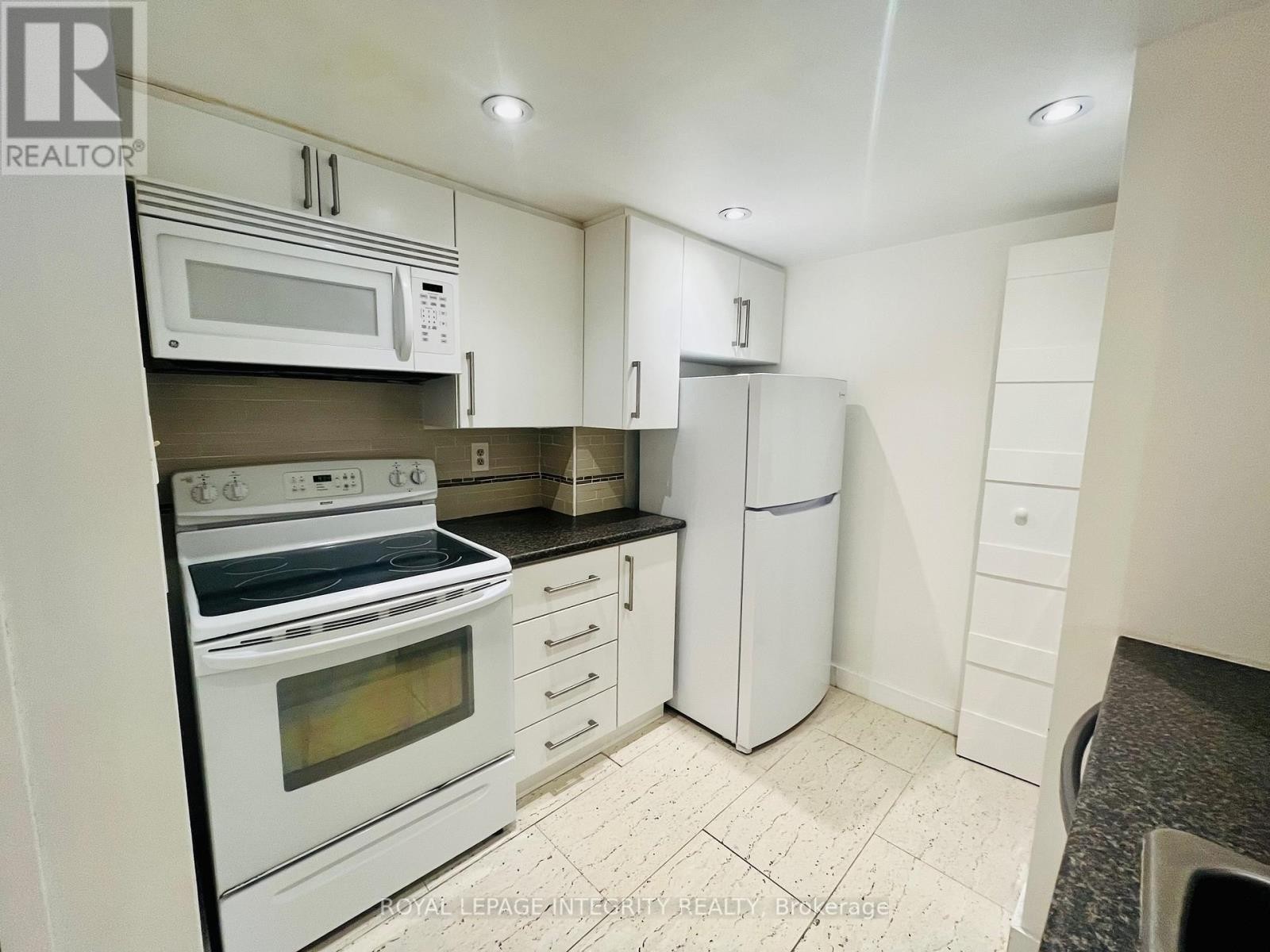 












406 - 1001 BAY STREET

,
Toronto (Bay Street Corridor),




Ontario
M5S3A6

