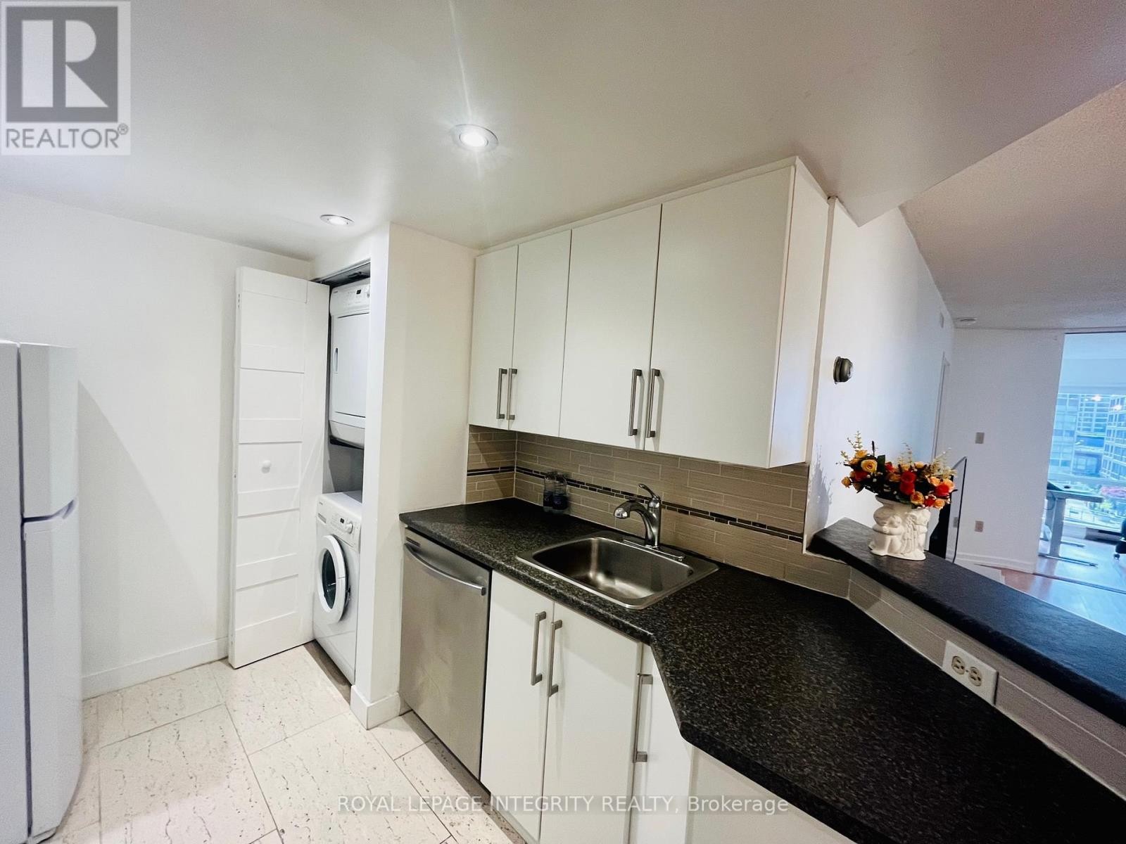 












406 - 1001 BAY STREET

,
Toronto (Bay Street Corridor),




Ontario
M5S3A6

