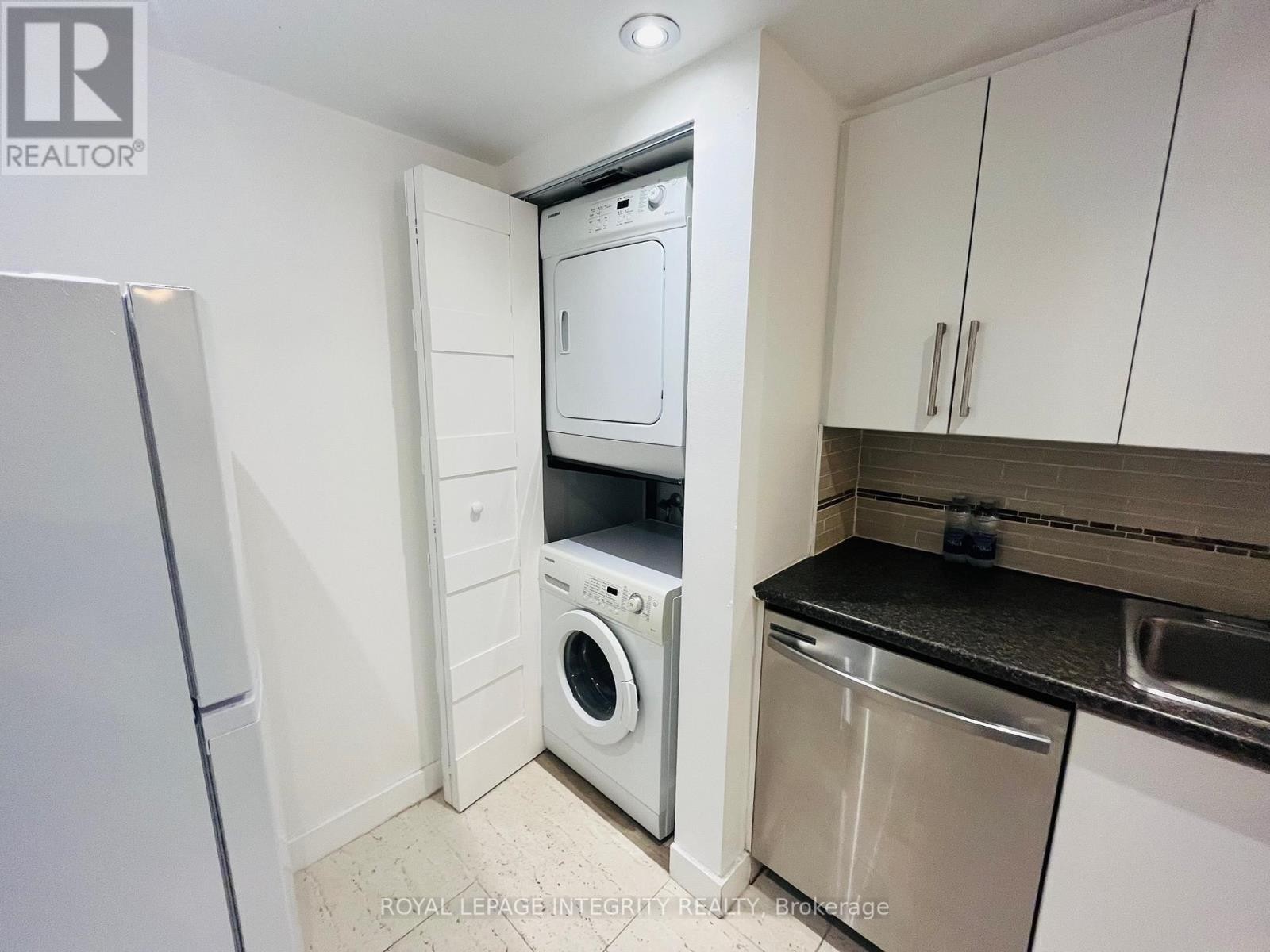 












406 - 1001 BAY STREET

,
Toronto (Bay Street Corridor),




Ontario
M5S3A6

