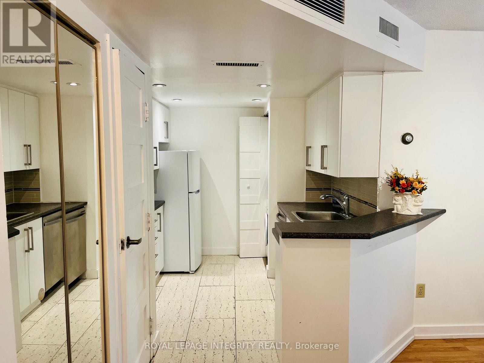 












406 - 1001 BAY STREET

,
Toronto (Bay Street Corridor),




Ontario
M5S3A6

