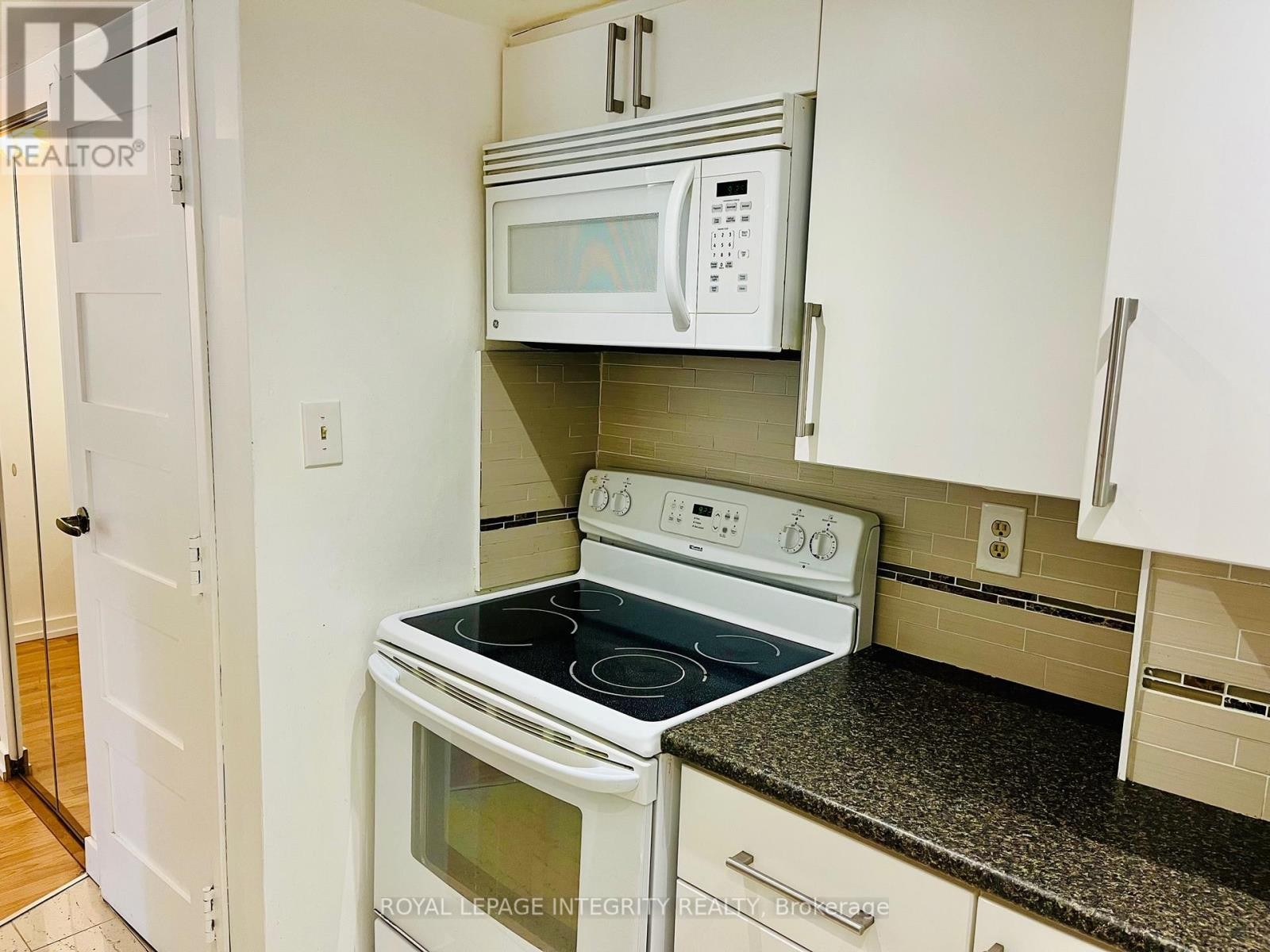 












406 - 1001 BAY STREET

,
Toronto (Bay Street Corridor),




Ontario
M5S3A6

