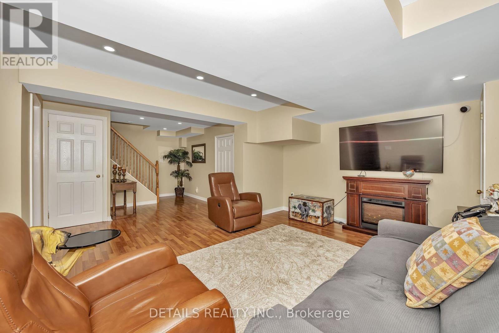 












10 NORTH HARROW DRIVE

,
Ottawa,




Ontario
K2J4V6

