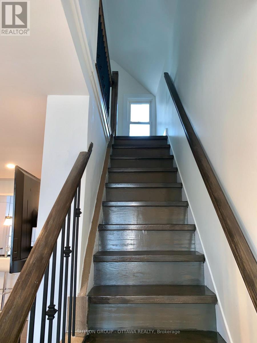












323 MONTFORT STREET

,
Ottawa,




Ontario
K1L5N5

