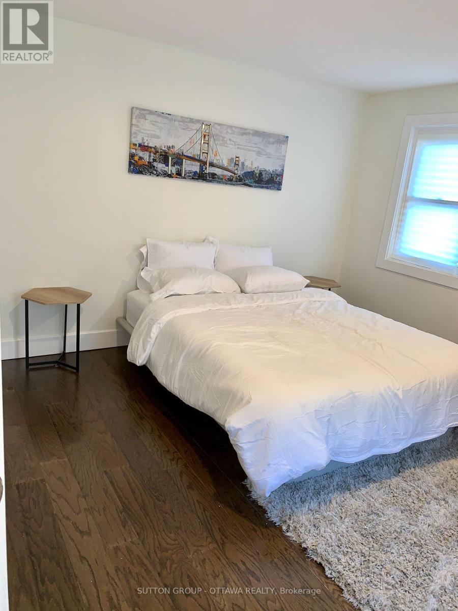 












323 MONTFORT STREET

,
Ottawa,




Ontario
K1L5N5

