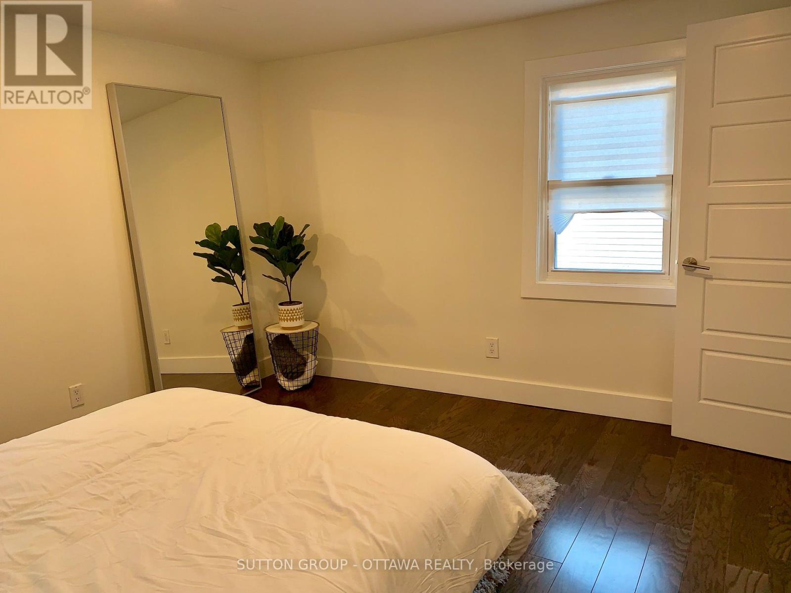 












323 MONTFORT STREET

,
Ottawa,




Ontario
K1L5N5


