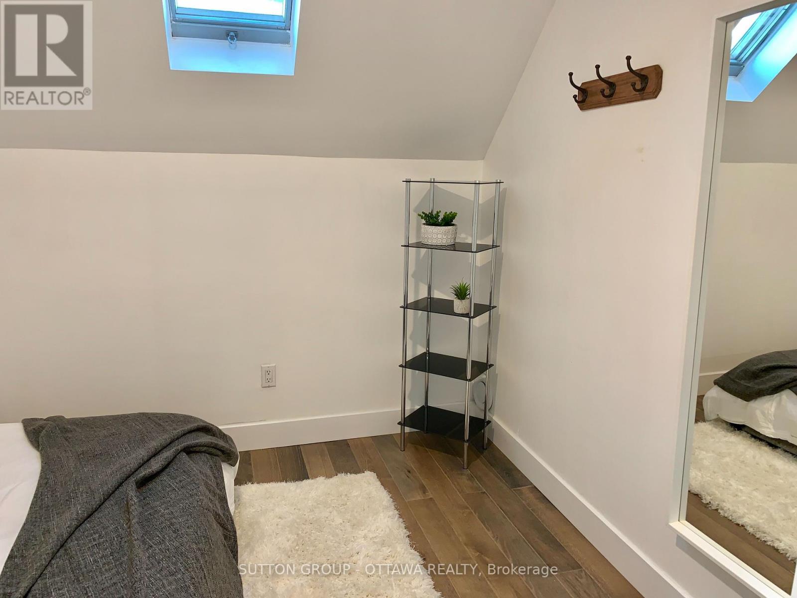 












323 MONTFORT STREET

,
Ottawa,




Ontario
K1L5N5

