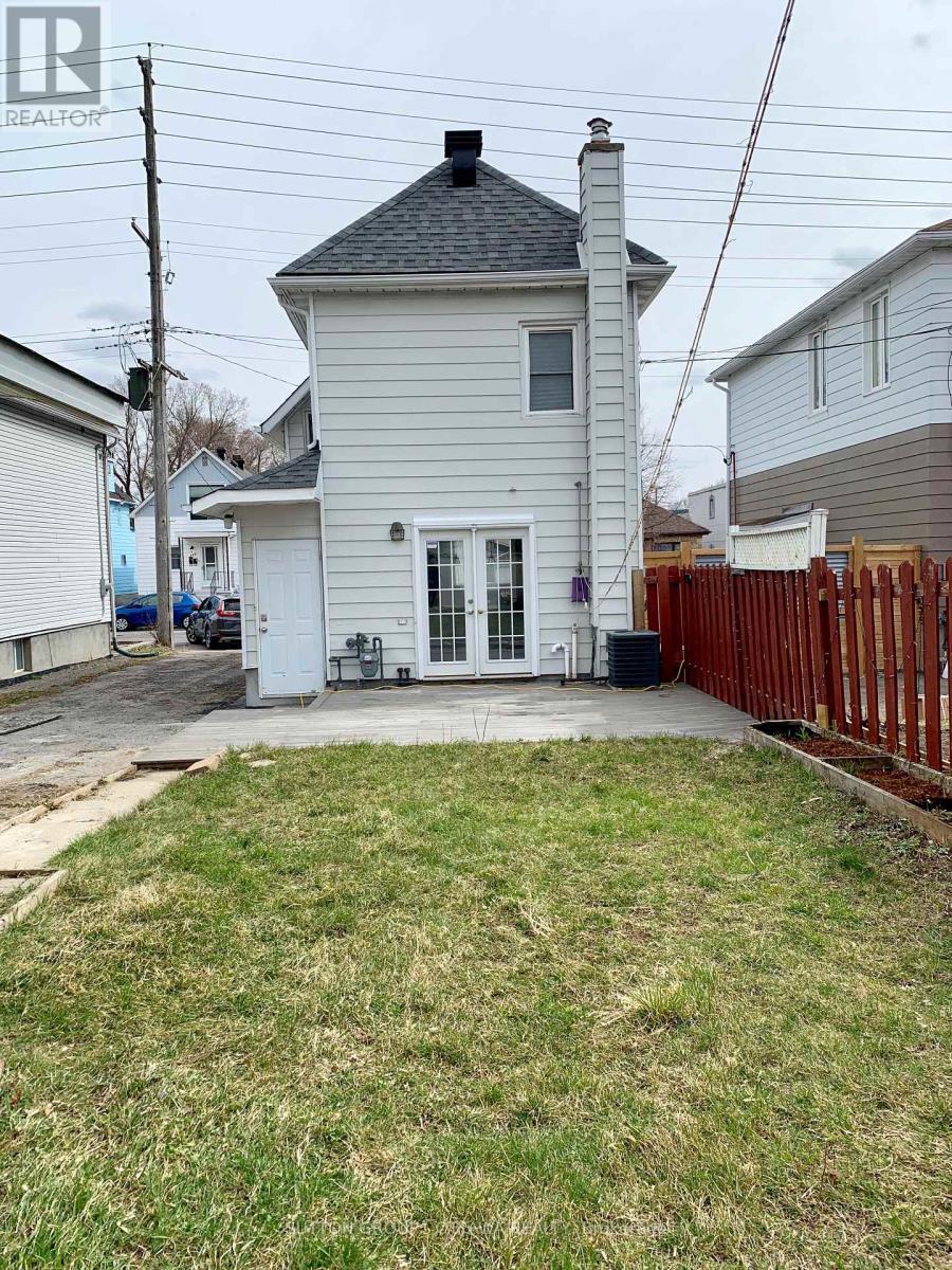 












323 MONTFORT STREET

,
Ottawa,




Ontario
K1L5N5

