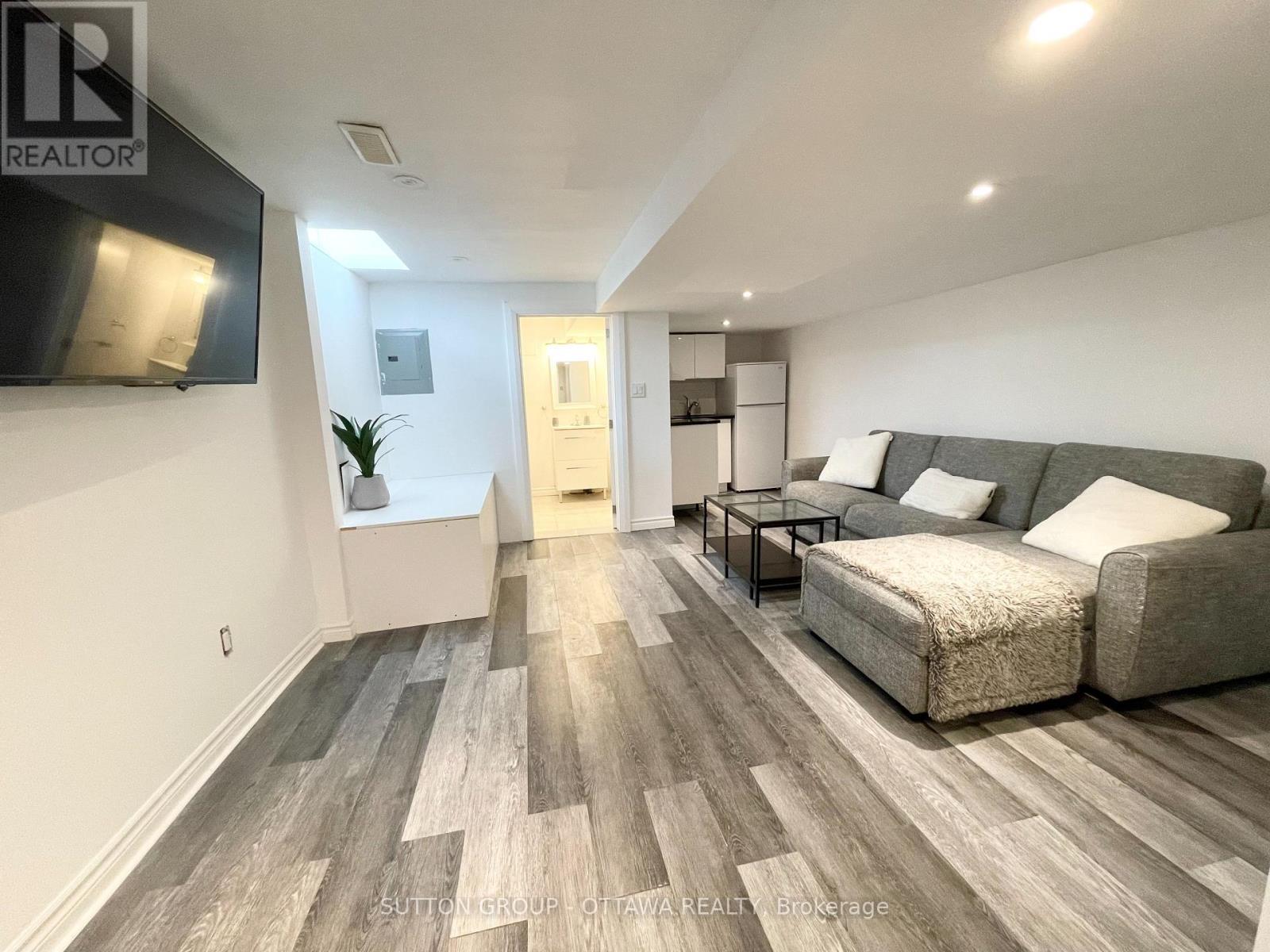 












323 MONTFORT STREET

,
Ottawa,




Ontario
K1L5N5

