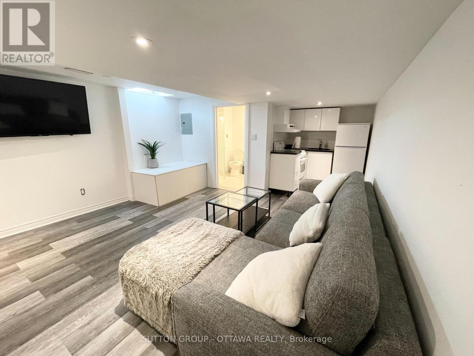 












323 MONTFORT STREET

,
Ottawa,




Ontario
K1L5N5

