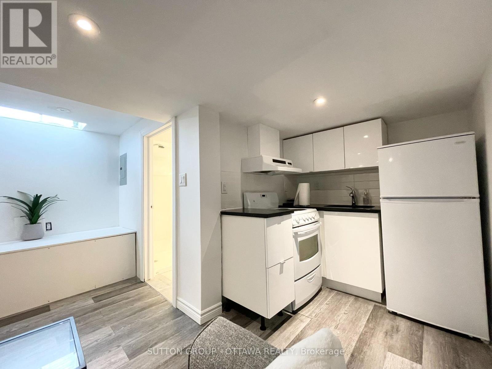 












323 MONTFORT STREET

,
Ottawa,




Ontario
K1L5N5


