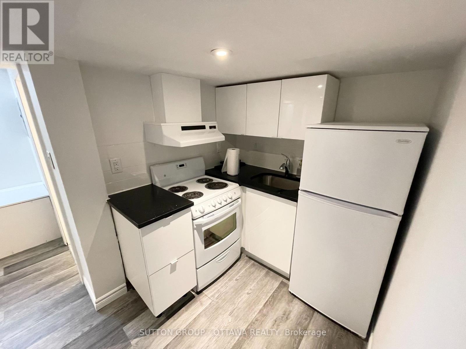












323 MONTFORT STREET

,
Ottawa,




Ontario
K1L5N5

