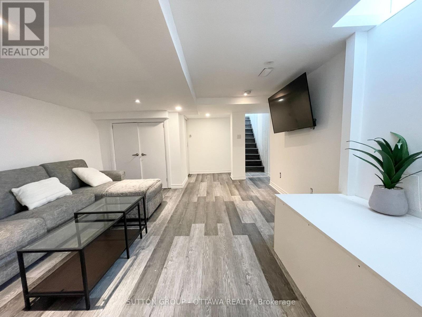 












323 MONTFORT STREET

,
Ottawa,




Ontario
K1L5N5


