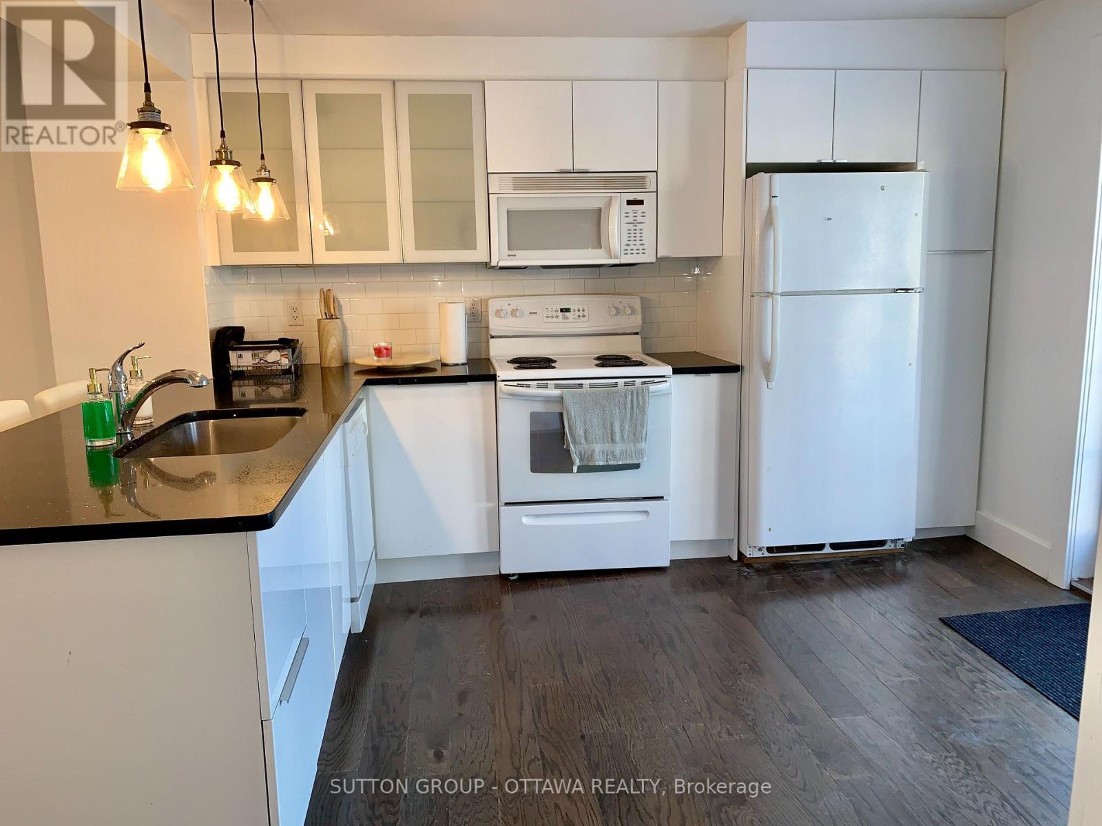 












323 MONTFORT STREET

,
Ottawa,




Ontario
K1L5N5

