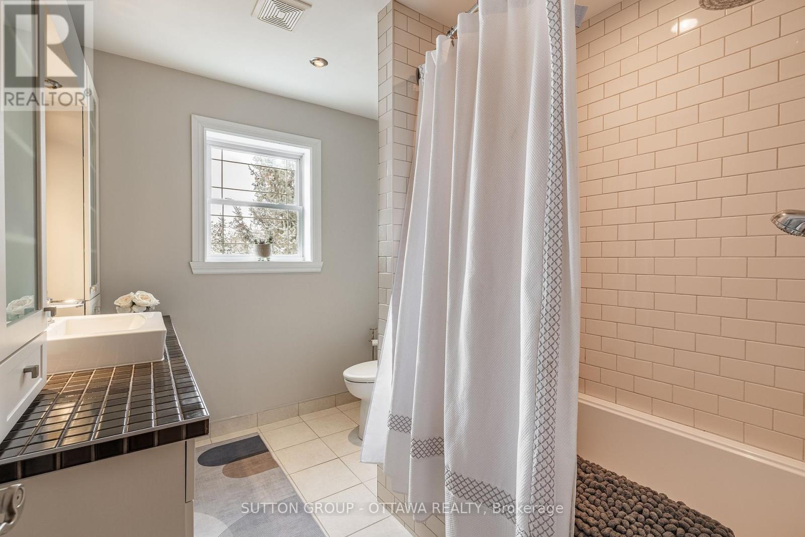 












3675 FRONT ROAD

,
East Hawkesbury,




Ontario
K6A2W5

