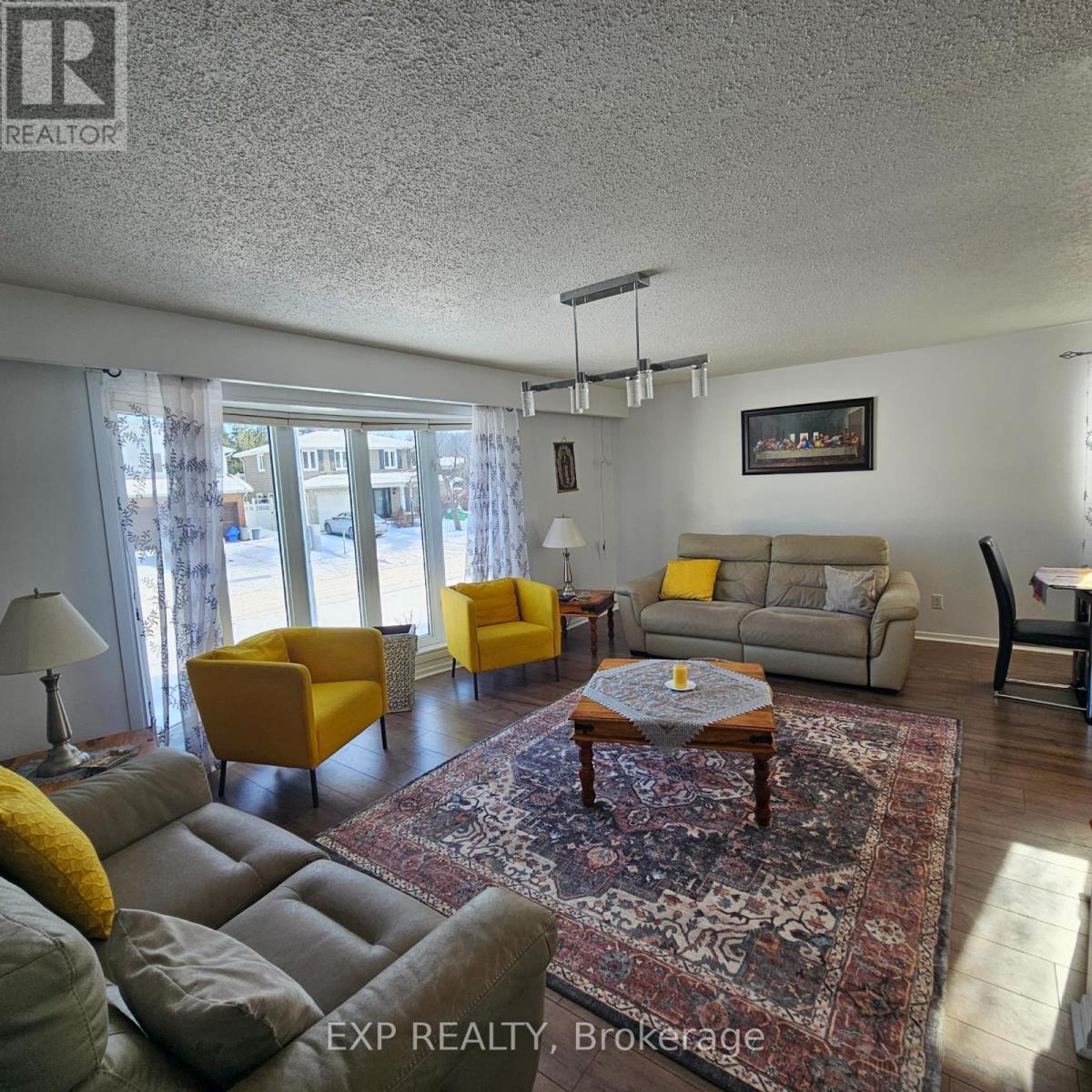 












4 PARKLANE COURT

,
Ottawa,




Ontario
K1B3H2

