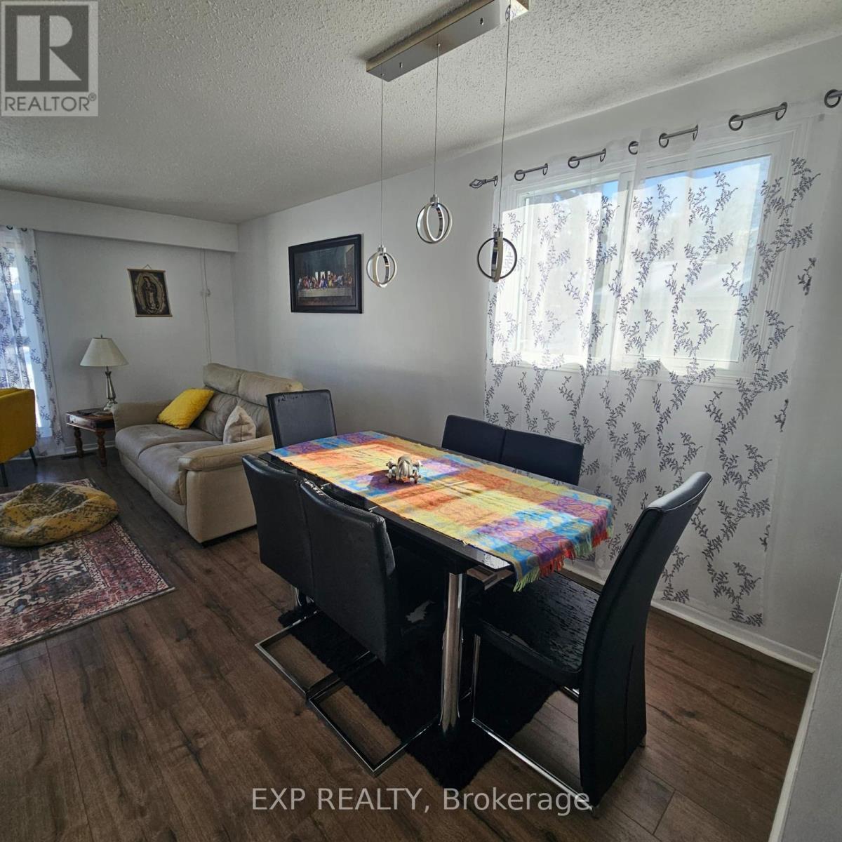 












4 PARKLANE COURT

,
Ottawa,




Ontario
K1B3H2

