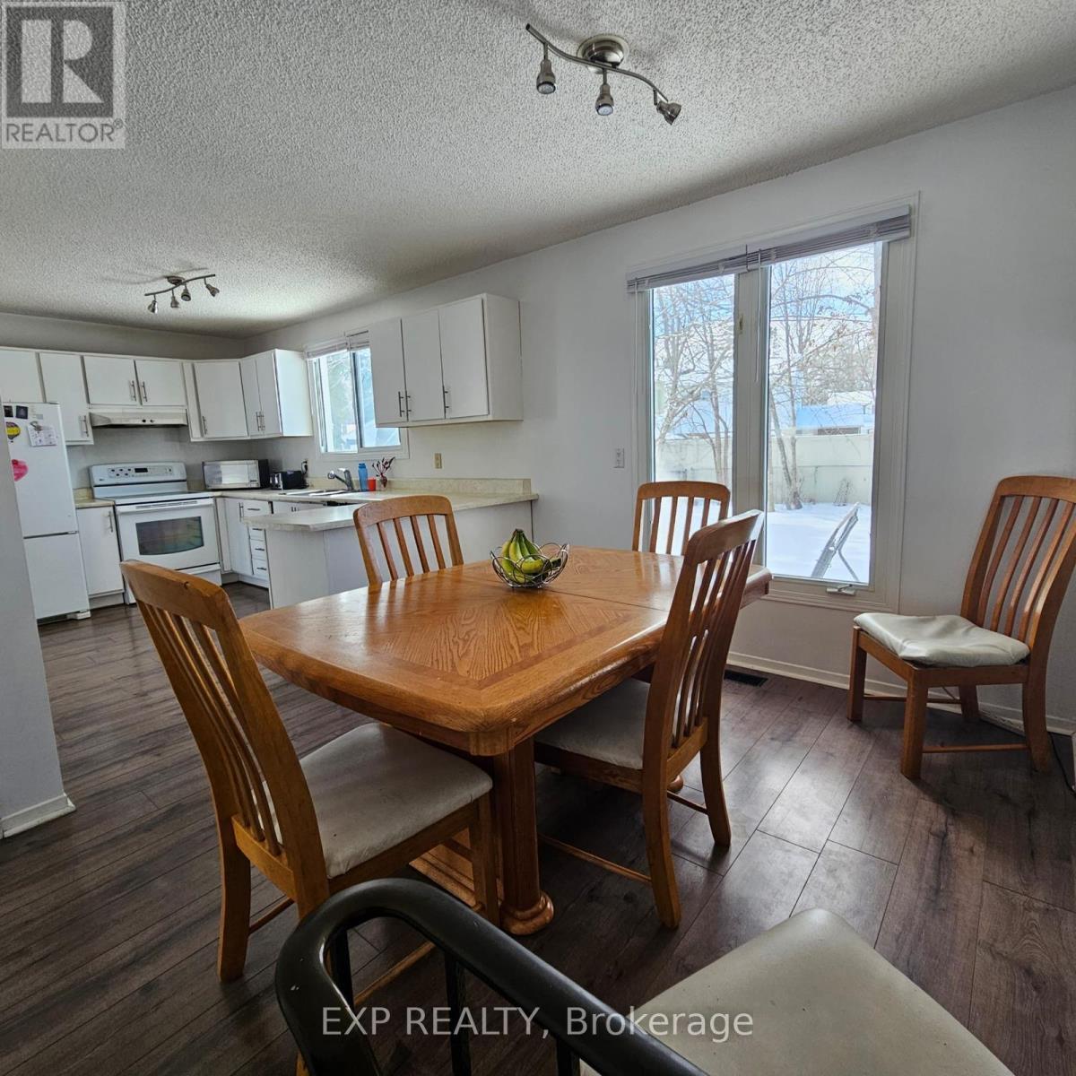 












4 PARKLANE COURT

,
Ottawa,




Ontario
K1B3H2


