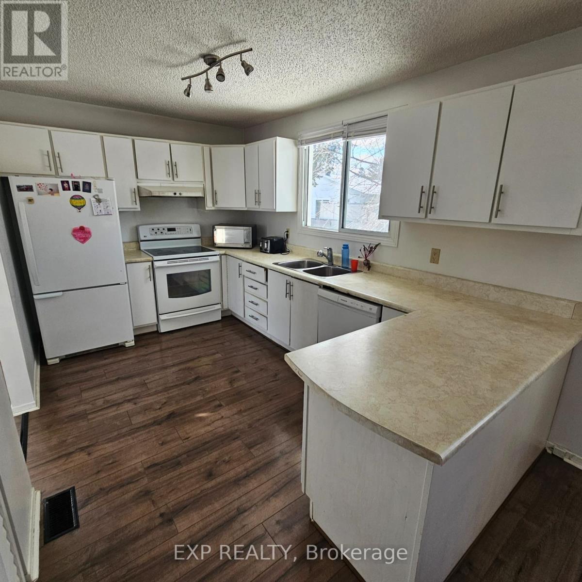 












4 PARKLANE COURT

,
Ottawa,




Ontario
K1B3H2

